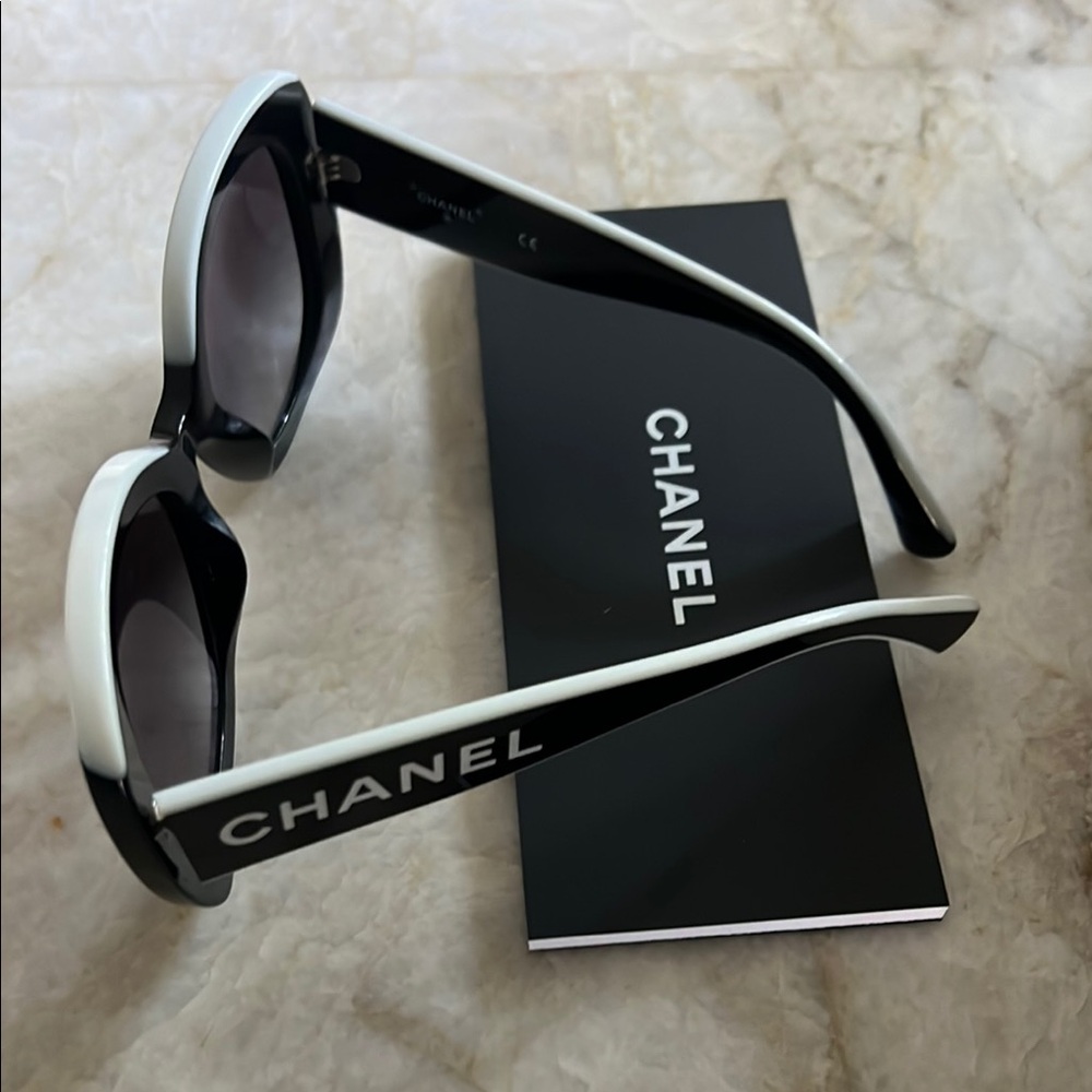 CHANEL Black Sunglasses Elegant Accessories - Picture 3 of 5